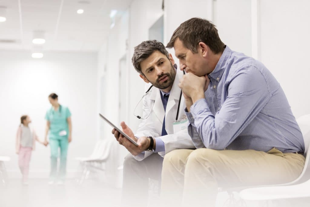Arzt bespricht Patientenverf&uuml;gung mit Ehemann